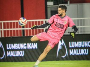 Kiper Semen Padang FC, Arthur Augusto Da Silva, terpilih sebagai Save of The Week pada pekan 10 Liga Super League 2025/2026 usai