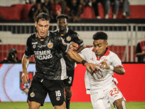 Semen Padang FC kembali menerima kekalahan saat melawan Malut United dengan skor tipis 1-0 pada pekan 10 Liga Super League 2025/2026 di Stadion Kie Raha