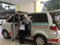 Ambulance membawa salah satu siswa korban keracunan MBG di Lubuk Basung, Agam.