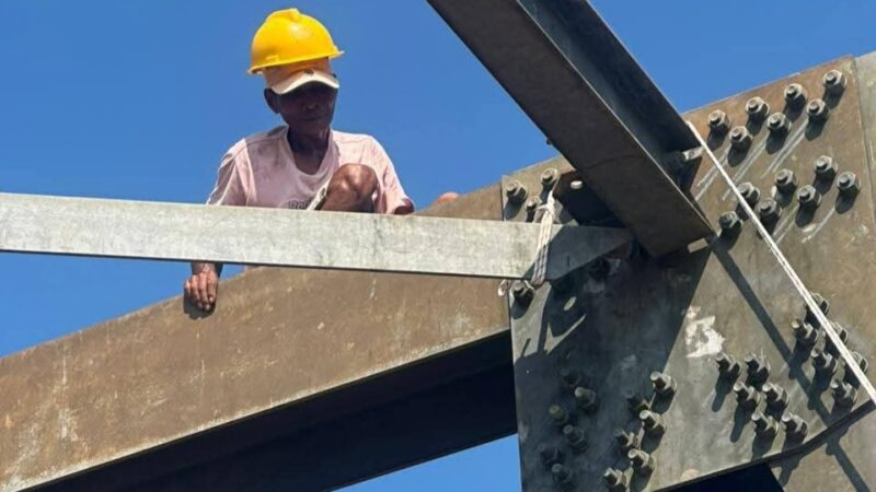 Mulai Bergetar dan Membahayakan, Pemkab Dharmasraya Perbaiki Jembatan Batanghari Sungai Langkok