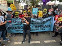 Aliansi Jurnalis Independen (AJI) Jakarta bersama koalisi masyarakat sipil menggelar aksi protes di Pengadilan Negeri Jakarta Selatan