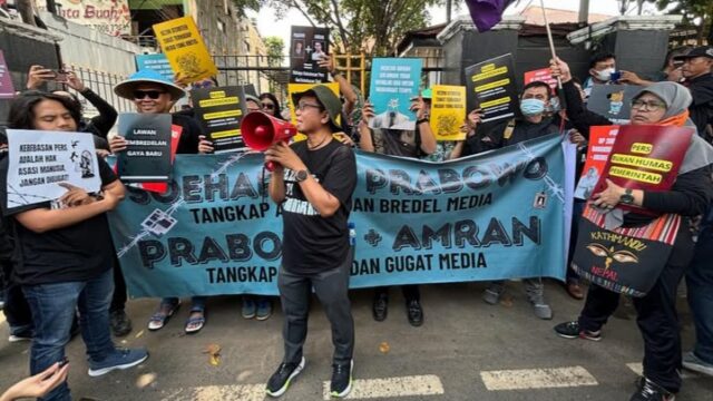 Aliansi Jurnalis Independen (AJI) Jakarta bersama koalisi masyarakat sipil menggelar aksi protes di Pengadilan Negeri Jakarta Selatan