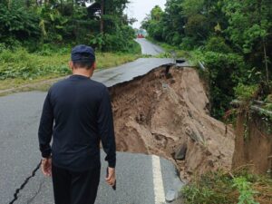 Cuaca Buruk Terjang Padang Pariaman, Jalan Padang Baru - Kampung Bonai Amblas