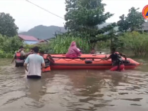 BPBD Evakuasi Ibu Hamil Terjebak Banjir Kota Padang