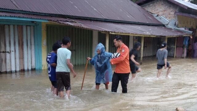 Badan Penanggulangan Bencana Daerah atau BPBD melaporkan 15 nagari di tujuh kecamatan di Kabupaten  Padang Pariaman kembali terendam banjir