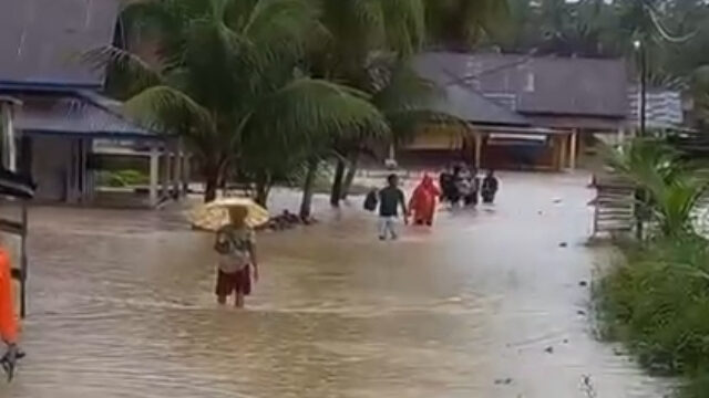 Badan Penanggulangan Bencana Daerah atau BPBD melaporkan 15 nagari di tujuh kecamatan di Kabupaten  Padang Pariaman kembali terendam banjir