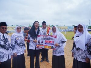 Bupati Dharmasraya Annisa Suci Ramadhani dan Wakil Bupati Leli Arni menyerahkan hadiah berupa umrah kepada para guru dan kepala sekolah