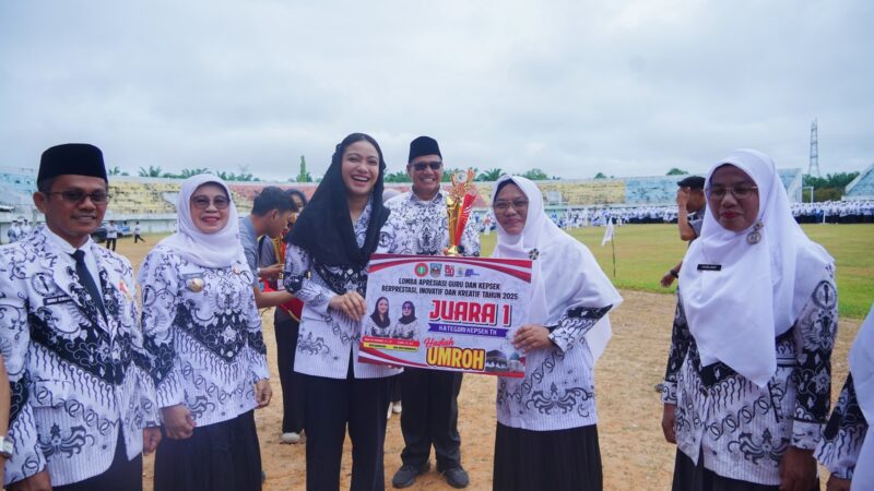 Bupati Dharmasraya Annisa Suci Ramadhani dan Wakil Bupati Leli Arni menyerahkan hadiah berupa umrah kepada para guru dan kepala sekolah