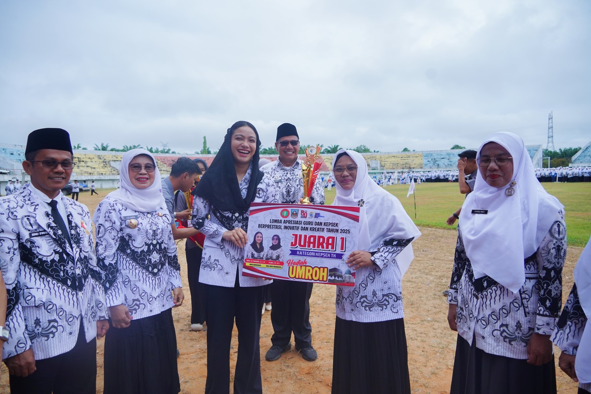 Bupati Annisa Serahkan Hadiah Umrah Bagi Kepsek dan Guru Terbaik Dharmasraya