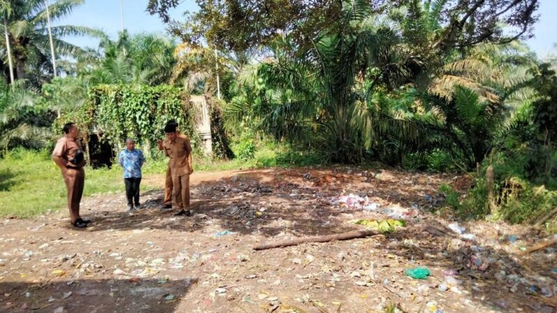 Dinas Lingkungan Hidup (DLH) Dharmasraya menindaklanjuti laporan masyarakat di media sosial soal sampah yang berserakan di SMPN 3 Sitiung.