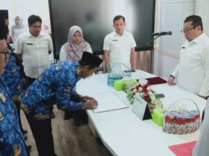 Pj Sekda Dharmasraya, Jasman Dt. Bandaro Bendang melantik dan mengambil sumpah lima pejabat administrator di lingkungan Pemkab Dharmasraya