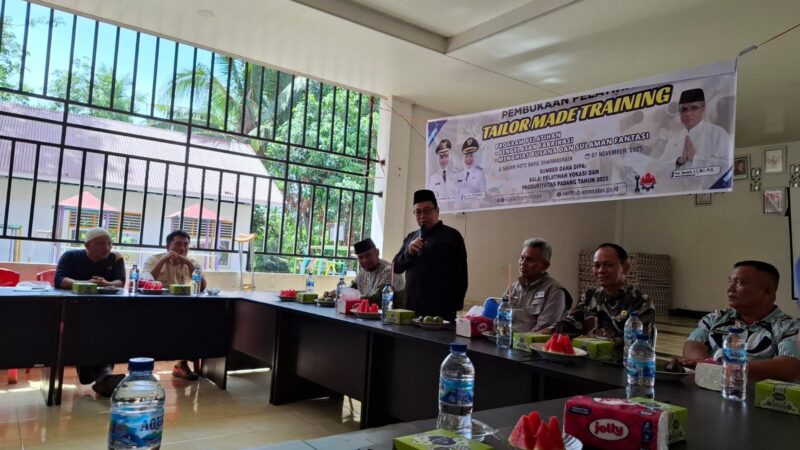 Penjabat Sekretaris Daerah (Pj Sekda) Dharmasraya Jasman Dt Bandaro Bendang membuka kegiatan Pelatihan Tailor Made Training (TMT)