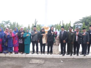 Pemkab Dharmasraya menggelar upacara peringatan Hari Pahlawan ke-80 dan Hari Kesehatan Nasional ke-61 secara serentak di halaman Kantor