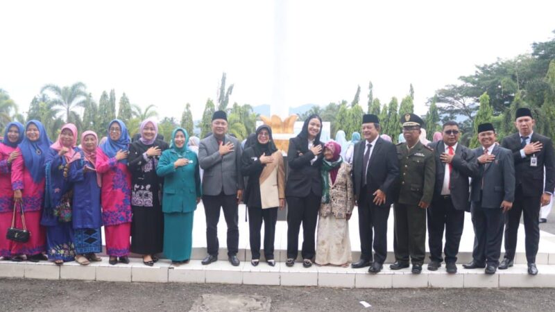 Pemkab Dharmasraya menggelar upacara peringatan Hari Pahlawan ke-80 dan Hari Kesehatan Nasional ke-61 secara serentak di halaman Kantor