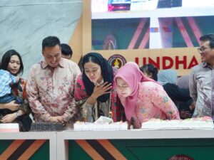 Bupati Dharmasraya, Annisa Suci Ramadhani menghadiri malam resepsi syukuran HUT Universitas Dharmas Indonesia (UNDHARI) ke-18,