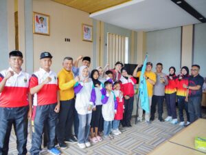 Bupati Dharmasraya Annisa Suci Ramadhani melepas kontingen Pekan Olahraga Pelajar Nasional (POPNAS) XVII Tahun 2025 di Aula Kantor Bupati