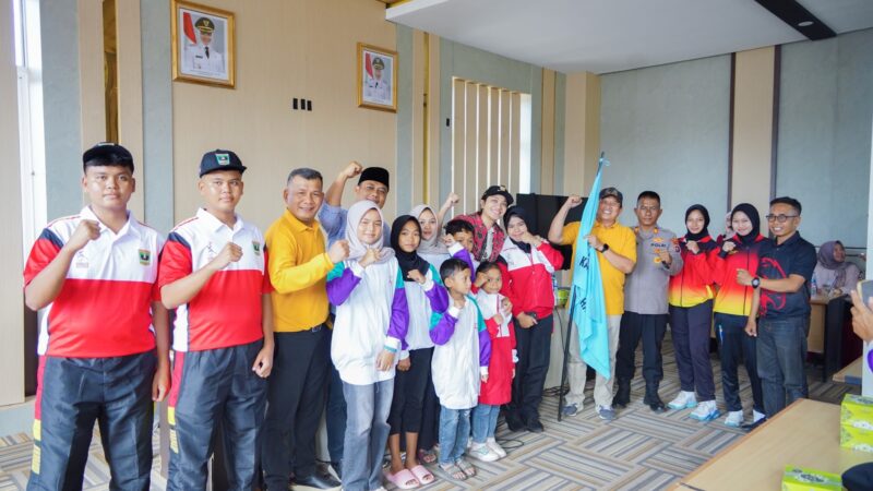 Bupati Dharmasraya Annisa Suci Ramadhani melepas kontingen Pekan Olahraga Pelajar Nasional (POPNAS) XVII Tahun 2025 di Aula Kantor Bupati