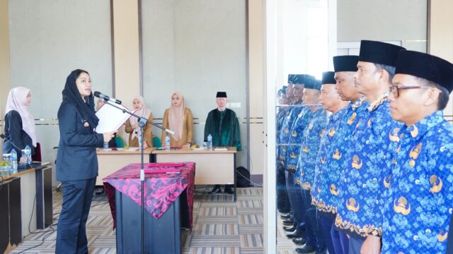 Bupati Dharmasraya Annisa Suci Ramadhani melantik sejumlah Pejabat Administrator, Pengawas, dan Fungsional Ahli Muda, Senin (3/11/2025).