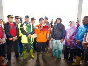 Bupati Tanah Datar Tinjau Titik Banjir, Ingatkan Masyarakat Tak Panik