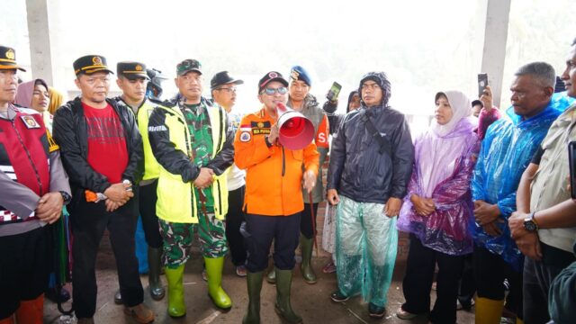 Bupati Tanah Datar Tinjau Titik Banjir, Ingatkan Masyarakat Tak Panik