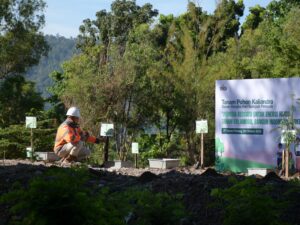 Bersama Pelajar, PT Semen Padang Tanam 2.000 Pohon Kaliandra