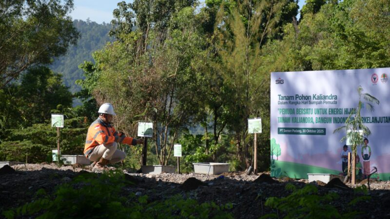 Bersama Pelajar, PT Semen Padang Tanam 2.000 Pohon Kaliandra