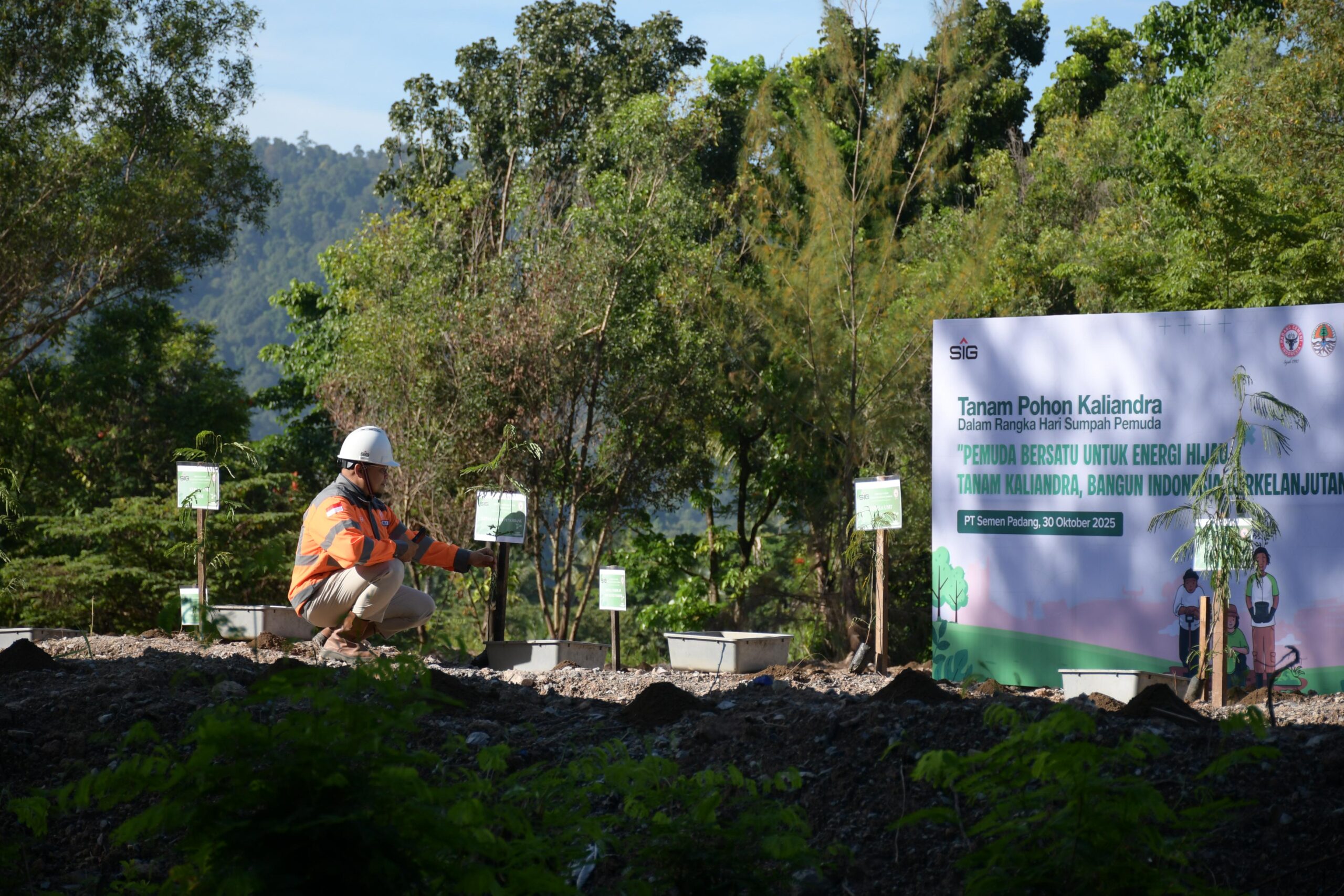 Bersama Pelajar, PT Semen Padang Tanam 2.000 Pohon Kaliandra