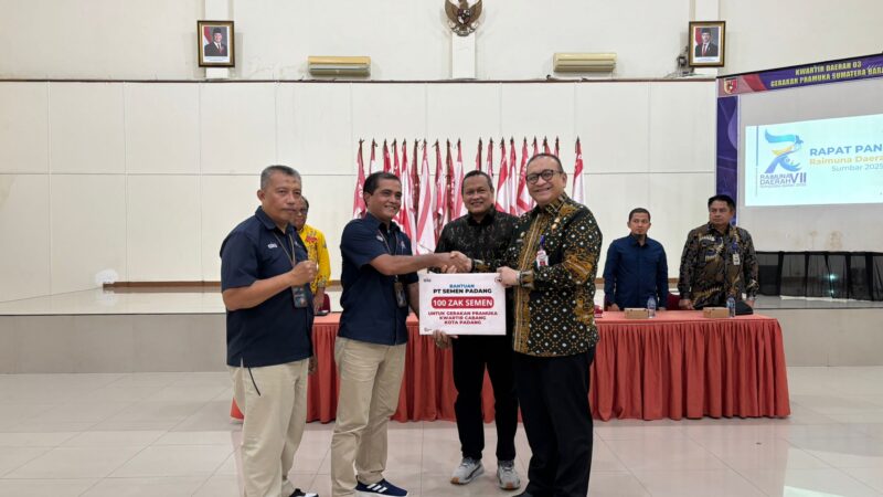 PT Semen Padang Serahkan 100 Zak Semen ke Kwarcab Pramuka Padang