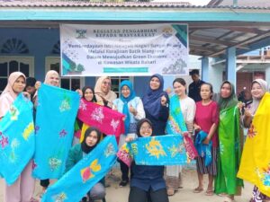 Ibu-Ibu Nelayan Sungai Pinang Olah Mangrove Jadi Batik