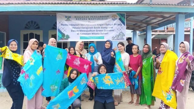 Ibu-Ibu Nelayan Sungai Pinang Olah Mangrove Jadi Batik