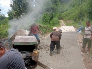 Gotong Royong di Puncak Labuang: Peladang dan PT Semen Padang Ubah Jalan Tanah Jadi Beton