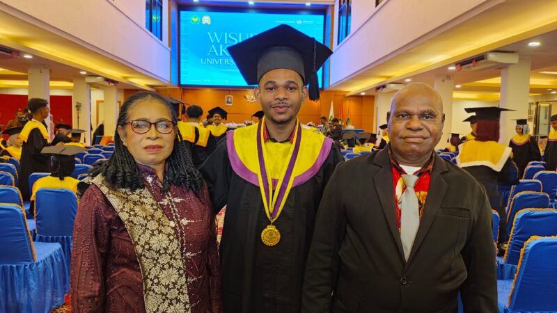 Pasutri dari Sorong Tempuh Ribuan Kilometer Hadiri Wisuda Anaknya di Universitas Bung Hatta