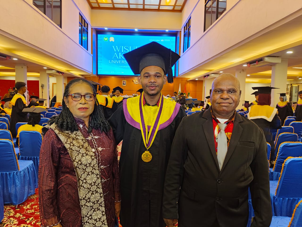 Pasutri dari Sorong Tempuh Ribuan Kilometer Hadiri Wisuda Anaknya di Universitas Bung Hatta