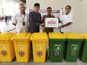 Peduli Lingkungan, PT Semen Padang Serahkan 16 Tong Sampah Terpilah ke Sekolah dan Masjid Raya Sumbar