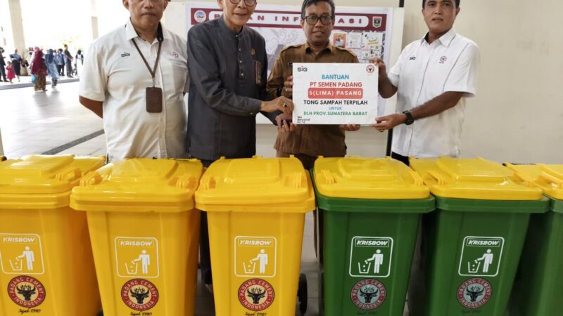 Peduli Lingkungan, PT Semen Padang Serahkan 16 Tong Sampah Terpilah ke Sekolah dan Masjid Raya Sumbar