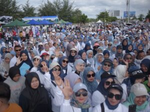 Meriahnya Fun Walk dan Senam Massal Hari Kesehatan Nasional di Pantai Purus