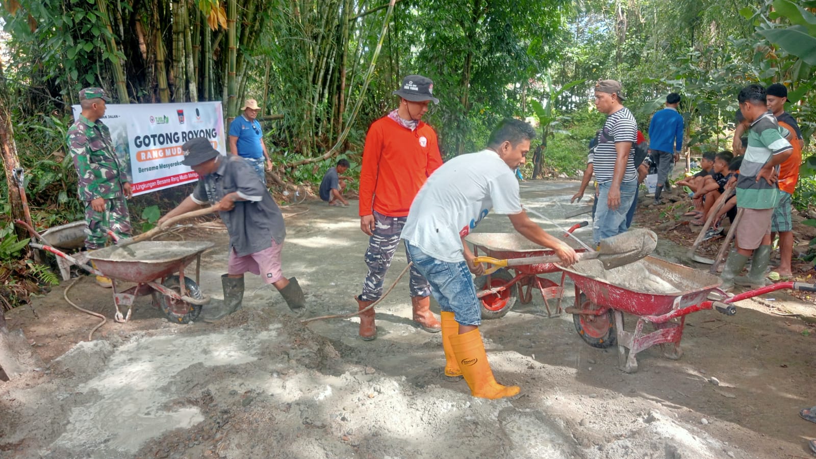 Warga Rimbo Gaek Gotong Royong Cor Jalan Rusak, PT Semen Padang Ikut Bantu