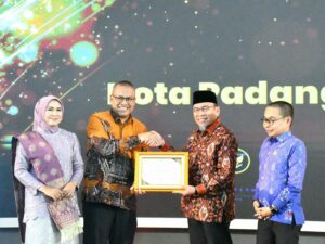 Wawako Maigus Nasir Terima Penghargaan Tokoh Keterbukaan Informasi Publik 2025 dari KI Sumbar
