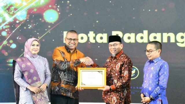 Wawako Maigus Nasir Terima Penghargaan Tokoh Keterbukaan Informasi Publik 2025 dari KI Sumbar