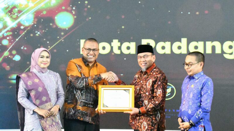 Wawako Maigus Nasir Terima Penghargaan Tokoh Keterbukaan Informasi Publik 2025 dari KI Sumbar