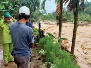 Seorang warga dilaporkan hanyut di aliran sungai di Nagari Kampung Tangah, Kabupaten Agam, pada Rabu (26/11/2025).