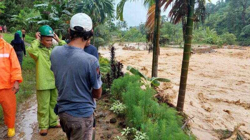 Seorang warga dilaporkan hanyut di aliran sungai di Nagari Kampung Tangah, Kabupaten Agam, pada Rabu (26/11/2025).