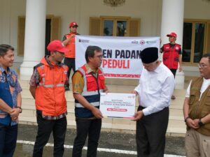 Dirut PT Semen Padang Serahkan Bantuan Rp210 Juta untuk Penanganan Bencana Sumbar