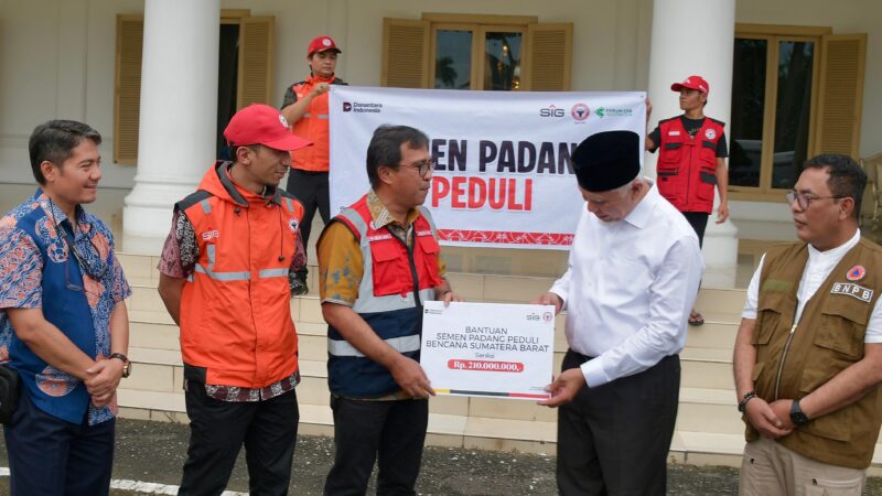Dirut PT Semen Padang Serahkan Bantuan Rp210 Juta untuk Penanganan Bencana Sumbar