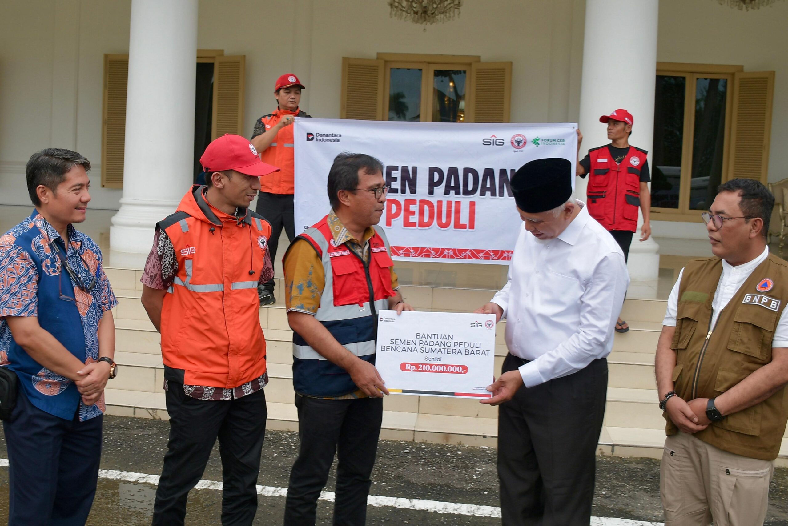 Dirut PT Semen Padang Serahkan Bantuan Rp210 Juta untuk Penanganan Bencana Sumbar