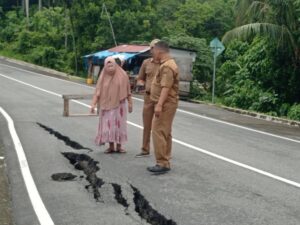 Jalan di Bukit Peti-Peti, Kelurahan Teluk Bayur, Kota Padang, mengalami retak-retak, Senin (24/11/2024). Retaknya jalan tersebut diduga