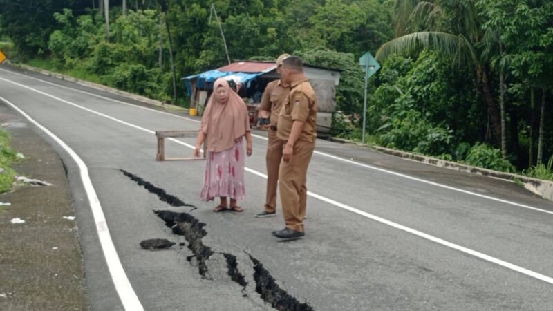 Jalan di Bukit Peti-Peti, Kelurahan Teluk Bayur, Kota Padang, mengalami retak-retak, Senin (24/11/2024). Retaknya jalan tersebut diduga