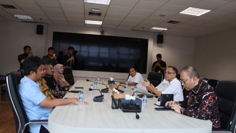 Wagub Sumbar, Vasko Ruseimy bersama Bupati Limapuluh Kota, Safni dan Bupati Solok, Jon Firman Pandu, mendatangi Kementerian PUPR