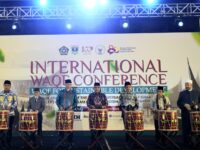 Konferensi Wakaf Internasional (KWI) resmi dibuka pada Sabtu (15/11/2025) di Ballroom Hotel Truntum Padang. Pembukaan KWI ditandai dengan
