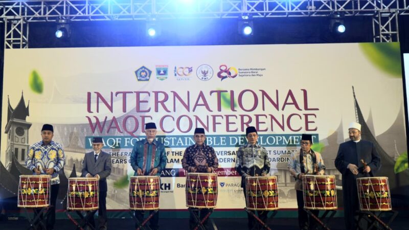 Konferensi Wakaf Internasional (KWI) resmi dibuka pada Sabtu (15/11/2025) di Ballroom Hotel Truntum Padang. Pembukaan KWI ditandai dengan